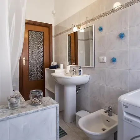 Coral Bay Apartment